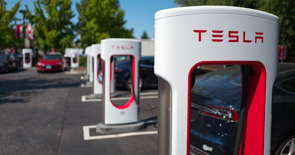ជាលើកដំបូង ក្រុមហ៊ុន Tesla បើកឲ្យរថយន្តអគ្គិសនីដទៃ អាចចូលមកសាកថ្មនៅទីតាំងរបស់ខ្លួនបាន