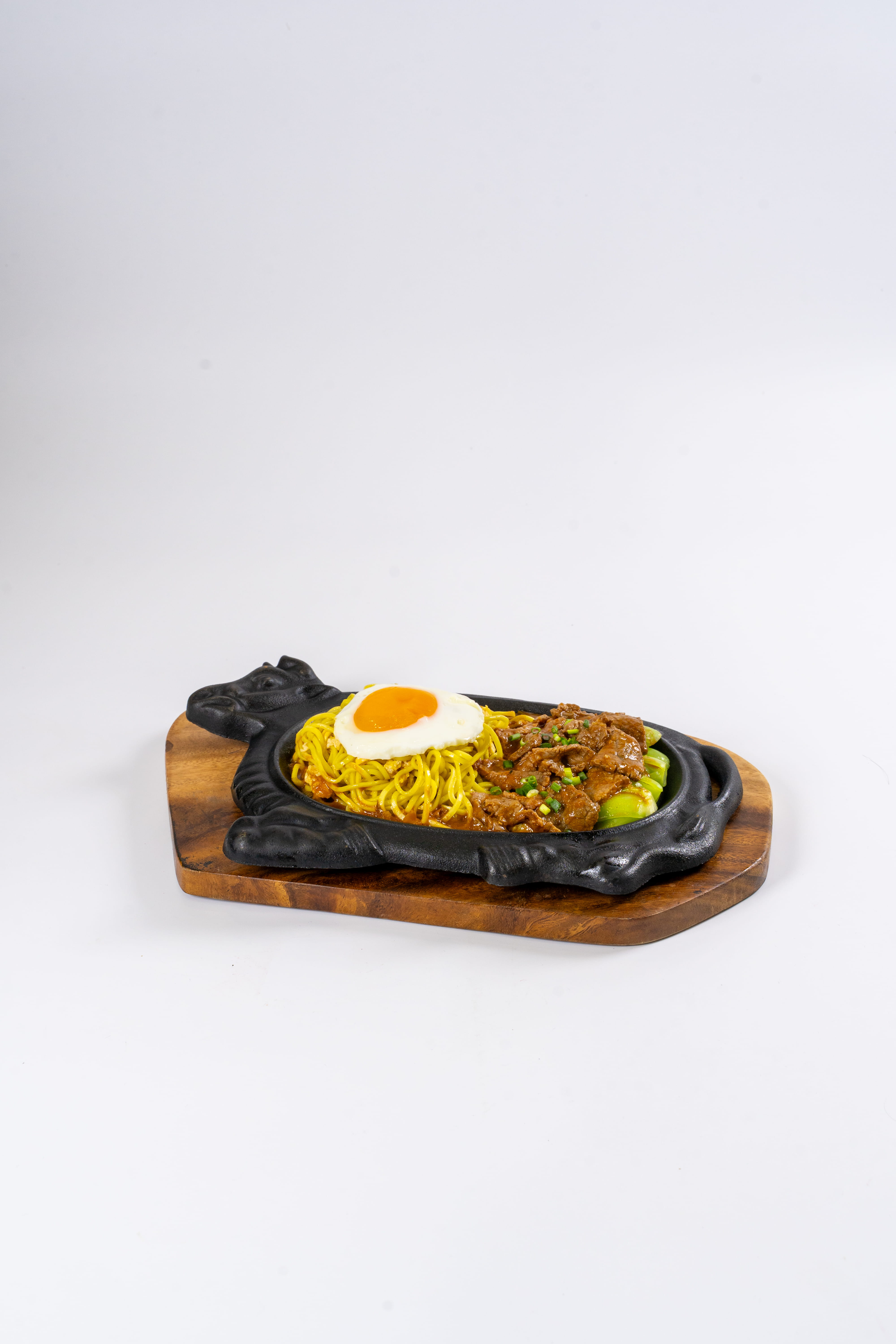 FRIED YELLOW NOODLE WITH BEEF ON HOT PAN