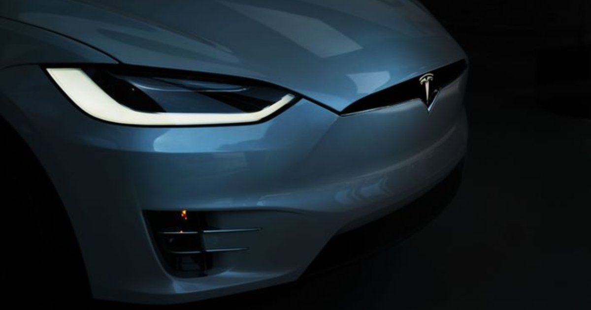 ក្រុមហ៊ុន Tesla យល់ព្រមបិទមុខងារមួយនេះ ពេលកំពុងបើកបរ ដោយសារបារម្ភពីសុវត្ថិភាព