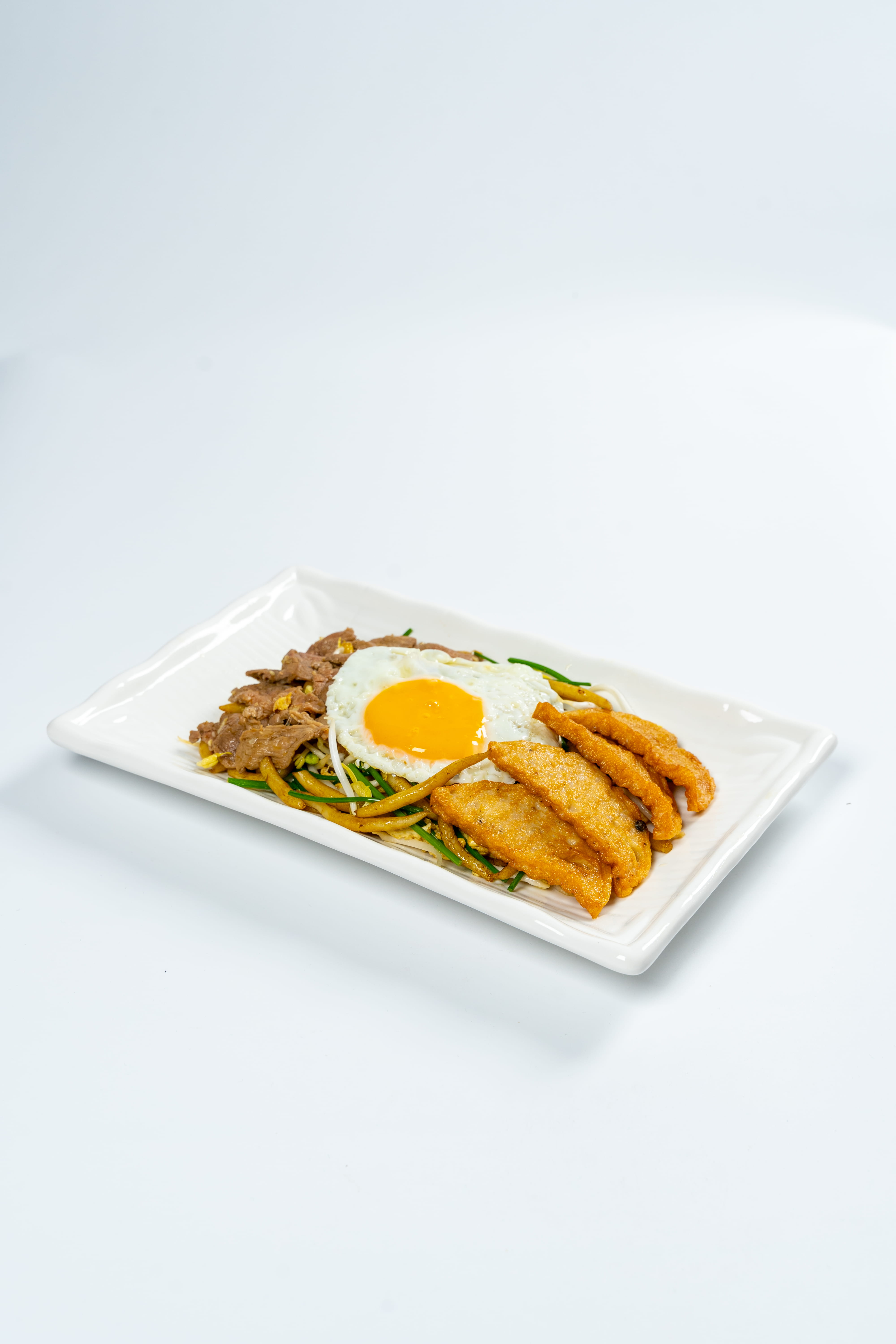 FRIED NEEDLE NOODLES WITH BEEF AND EGG