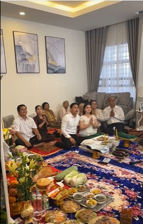 ផន សុផារី និងគ្រួសារ ពេលសូត្រមន្តឡើងគេហដ្ឋានថ្មី 