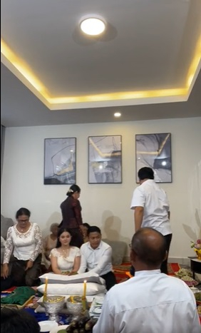 ផន សុផារី និងគ្រួសារ ពេលសូត្រមន្តឡើងគេហដ្ឋានថ្មី 