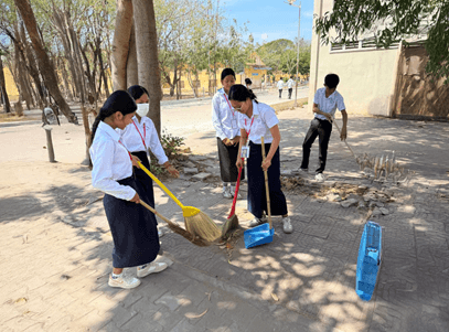 សិស្សានុសិស្សសម្អាតទីធ្លាសាលារៀន។