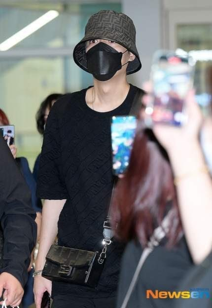 လေဆိပ်အဝင်မှာ တစ်ယောက်တည်းတွေ့ရသော လီမင်ဟို 