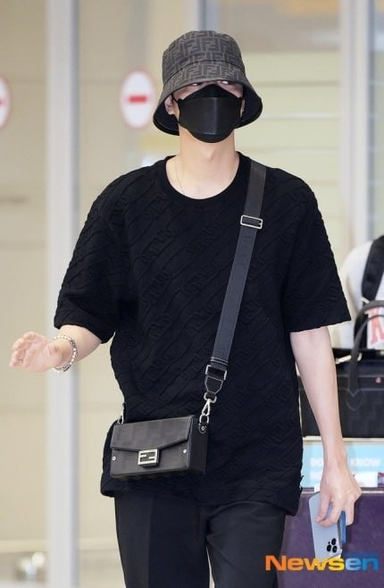 လေဆိပ်အဝင်မှာ တစ်ယောက်တည်းတွေ့ရသော လီမင်ဟို 