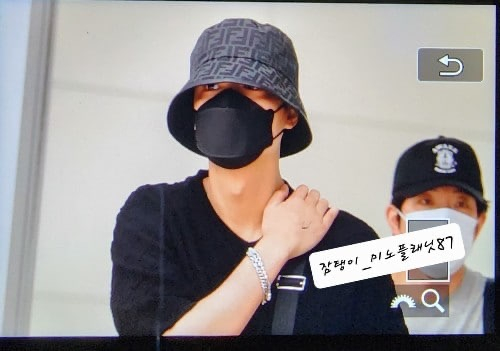 လေဆိပ်အဝင်မှာ တစ်ယောက်တည်းတွေ့ရသော လီမင်ဟို