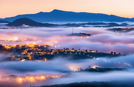 ក្រុង Dalat នៅពេលរាត្រី