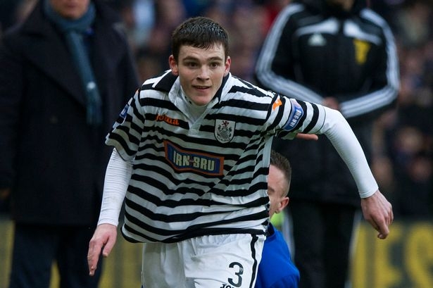 ខ្សែការពារ Andy Robertson កាលលេងនៅ Celtic