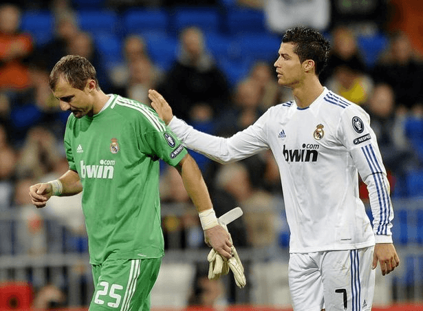 លោក Jerzy Dudek និង ខ្សែប្រយុទ្ធ Cristiano Ronaldo