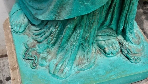 ខ្សែច្រវ៉ាក់បានបំបែក នៅជើងនៃរូបសំណាកសេរីភាព