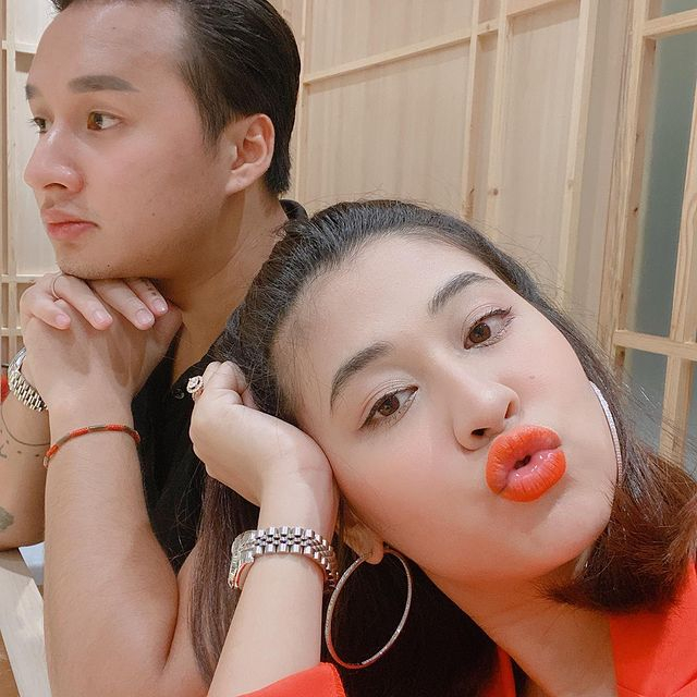 អ្នកនាង ពេជ្រ សូលីកា និង ស្វាមី 