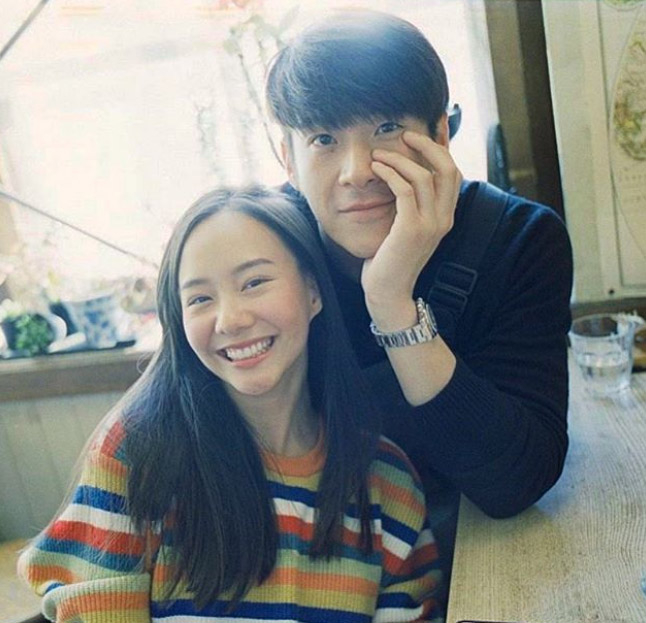 Oriq yigit bilan katta olchamli ayol uchun jinsiy aloqa pozitsiyalari Etek ostidagi yalangoch pubik hududning fotosurati