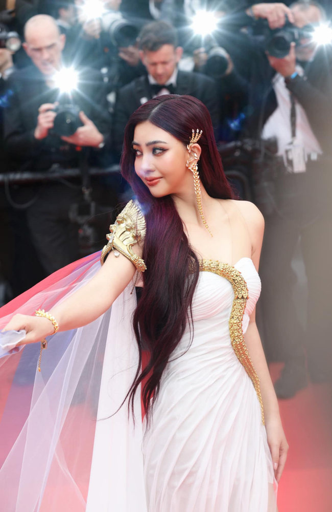 Tanadagi BDSM yozuvlarining fotosuratlari