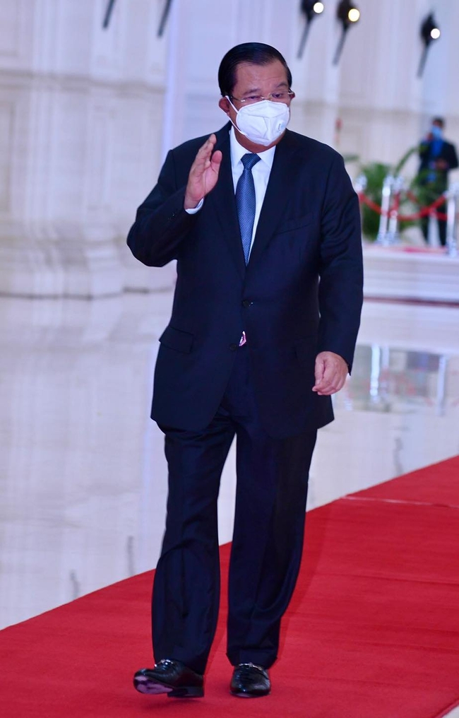 https://s9.kh1.co/__image/w=650,h=1016,q=100/f8/f826dfb35e3d315f2a063a7673e58fe9a8ea92ab.jpg