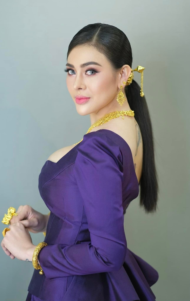អ្នកនាង ទ្រីញ ផល្លា
