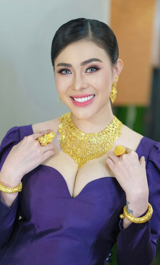 អ្នកនាង ទ្រីញ ផល្លា