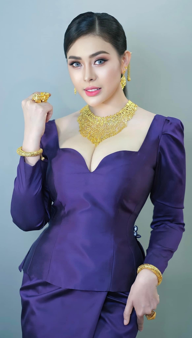 អ្នកនាង ទ្រីញ ផល្លា