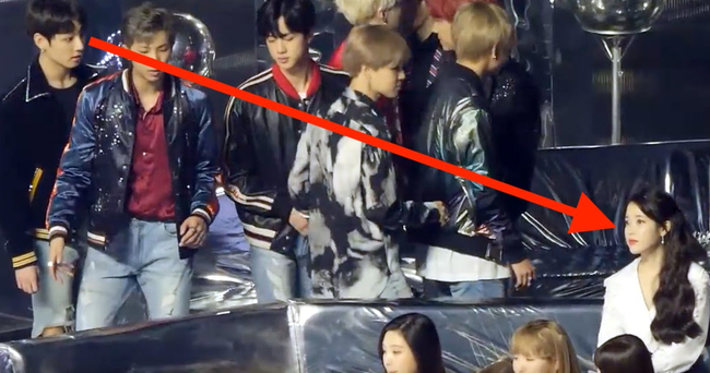 jungkook ရဲ့ တိ်တခိုး အကြည့်