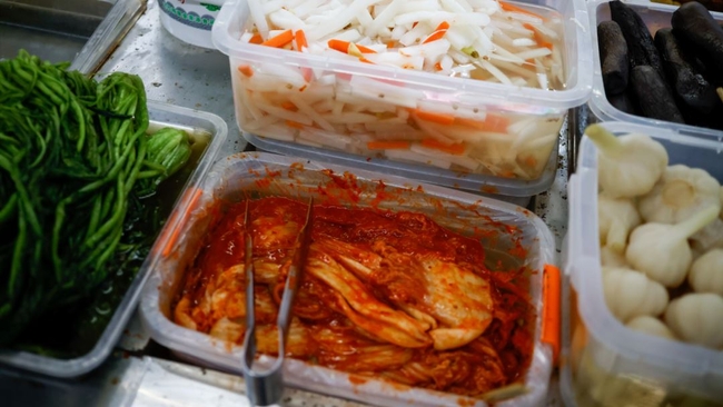 គីមឈីកូរ៉េ និង ប៉ាវឆាយ (Pao Cai)ចិន មានលក់នៅផ្សារទំនើបមួយនៅទីក្រុងប៉េកាំងប្រទេសចិន។