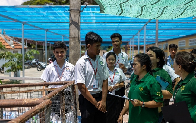 បុគ្គលិកស្ម័គ្រចិត្តរបស់ណាហ្គាវើលដ៍បេះដូងសប្បុរសចុះត្រួតពិនិត្យ តាមដាន វាយតម្លៃ និងដាក់ពិន្ទុប្រចាំខែនៅតាមសាលារៀនទាំង ៦៧ ក្នុងរាជធានីភ្នំពេញ។
