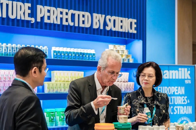 លោក Richard Hall ប្រធាន Global Dairy Congress និង World Dairy Innovation Awards កំពុង ភ្លក្សរសជាតិផលិតផល Vinamilk ដែលបានដាក់បង្ហាញនៅក្នុងព្រឹត្តិការណ៍ សន្និសីទ ទឹកដោះគោសកល ឆ្នាំ២០២៥