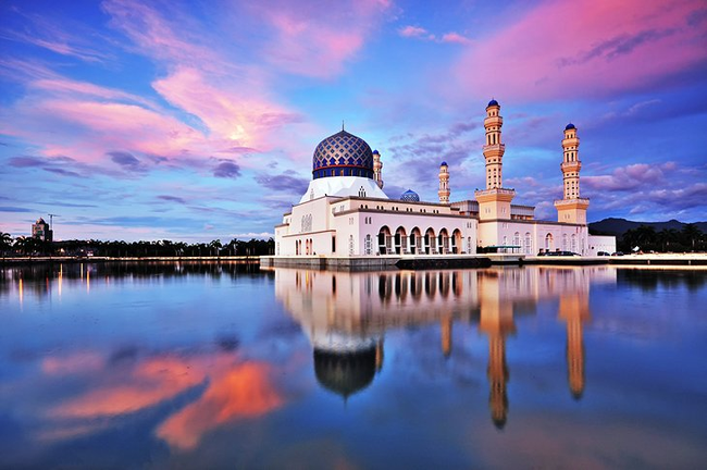 វិហារអ៊ីស្លាមនៅទីក្រុង Kota Kinabalu នៅពេលថ្ងៃលិច