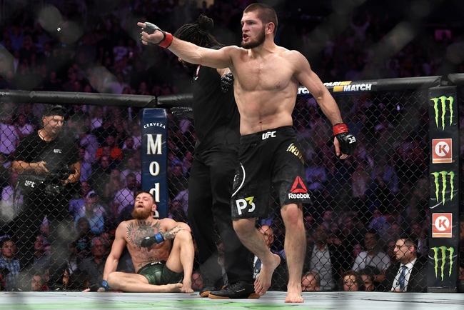 កីឡាករ Khabib Nurmagomedov&nbsp; ពេលផ្តួល Coner&nbsp;McGregor ក្នុងសង្វៀន UFC កាលពីឆ្នាំ២០១៨