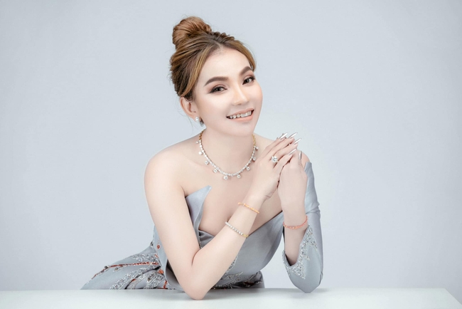 លោកស្រី ទ្រីដាណា