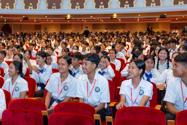 អារម្មណ៍របស់សិស្សានុសិស្សនៅក្នុងពិធីប្រគល់រង្វាន់ក្នុងខណៈពេលពួកគេរង់ចាំការប្រកាសលទ្ធផល។