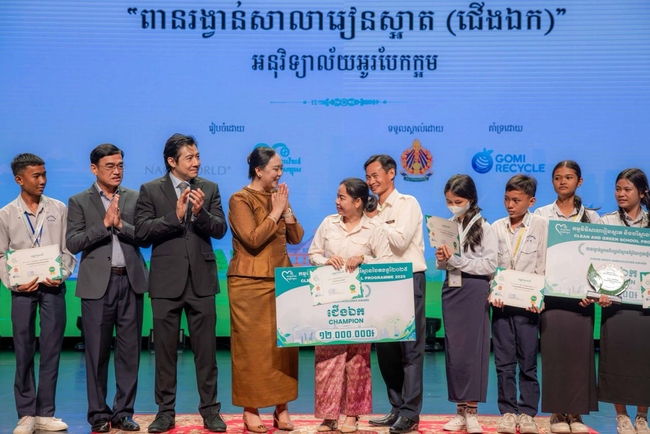លោកជំទាវ គឹម សេដ្ឋានី (ទី៣រាប់ពីឆ្វេង) អបអរសាទរដល់ជើងឯកនៃពានរង្វាន់សាលារៀនស្អាតសម្រាប់ស្នាដៃឆ្នើមរបស់ពួកគេ។