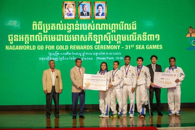 ឯកឧត្តមបណ្ឌិត ថោង ខុន រដ្ឋមន្ត្រីក្រសួងទេសចរណ៍ និងជាប្រធានគណៈកម្មាធិការជាតិអូឡាំពិកកម្ពុជា និងនាយកគ្រប់គ្រងណាហ្គាវើលដ៍ លោក Pern Chen ប្រគល់មូលប្បទានបត្រ ១០.០០០$ (មួយម៉ឺនដុល្លារអាម៉េរិក) ដល់ក្រុមអត្តពលិកមេដាយមាសវ៉ូវីណាមសម្តែងការពារខ្លួនចម្រុះនារី១បុរស៣មានអាវុធ ជ្រិន ប៊ុនឡុង លី បូរ៉ាមី ប្រាក់ សុវណ្ណនី និងប៉ាល់ ឆរស្ម៊ី និងគ្រូបង្វឹក ១.០០០$ (មួយពាន់ដុល្លារអាម៉េរិក)អមដោយឯកឧត្តម វ៉ាត់ ចំរើន អគ្គលេខាធិការនៃគណៈកម្មាធិការជាតិអូឡាំពិកកម្ពុជា