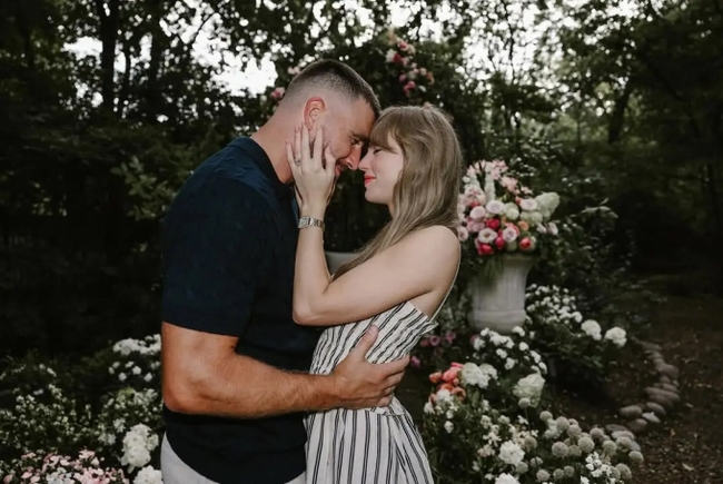  Taylor Swift និង Travis Kelce 