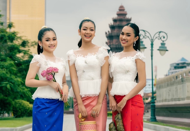 កញ្ញា គង់ ច័ន្ទណារីយ៉ា ជាមួយកញ្ញា សុខ និដាណាត់ និងកញ្ញា ស៊ន ថាដាហ្សា