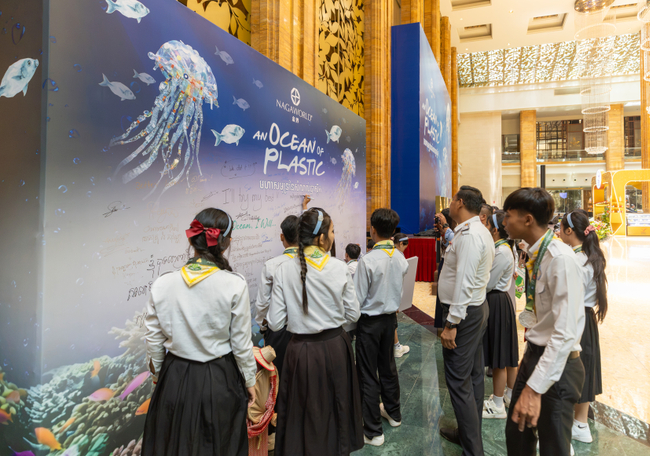 សិស្សានុសិស្ស សរសេរពាក្យពេចន៍នៅលើជញ្ជាំងដើម្បីចែករំលែកការប្តេជ្ញាចិត្តរបស់ពួកគេក្នុងការការពារមហាសមុទ្រ។