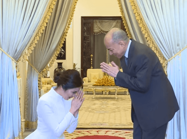កញ្ញា មានសូនីតា ចូលក្រាបបង្គំគាល់ព្រះករុណា ព្រះបាទនរោត្តមសីហមុនី ព្រះមហាក្សត្រខ្មែរ