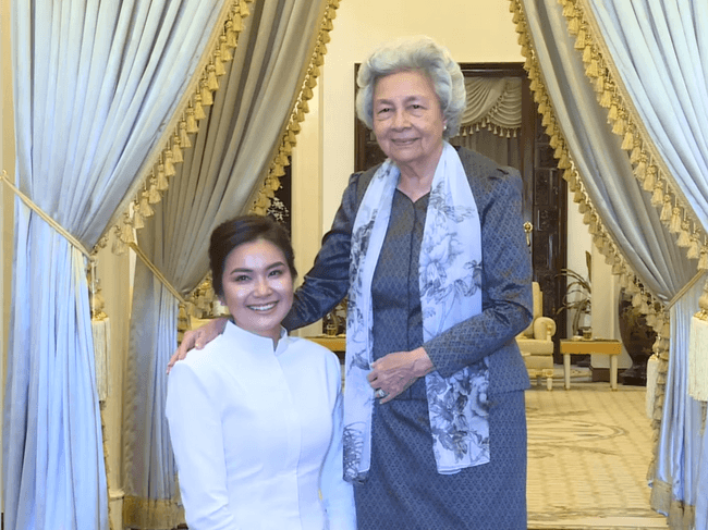 កញ្ញា មានសូនីតា ចូលក្រាបបង្គំគាល់សម្តេចយាយ