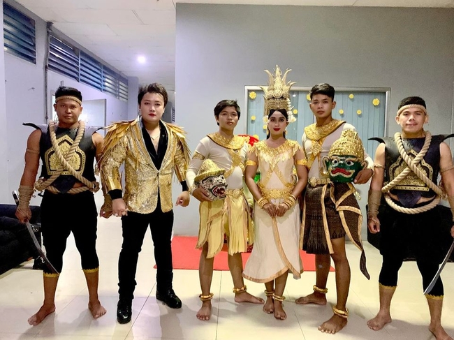  លោក អីណូ និង តារាសម្តែង ផ្សេងទៀត