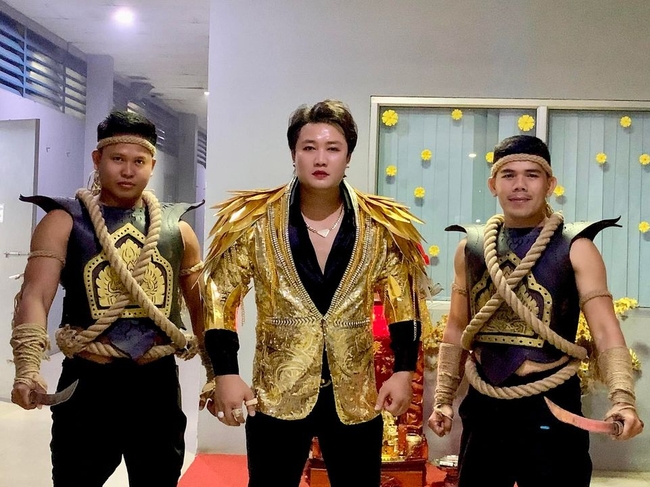  លោក អីណូ និង តារាសម្តែង ផ្សេងទៀត