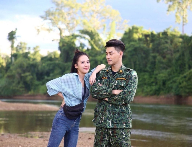 Phet Thakrit និង&nbsp;Tita Chayanit