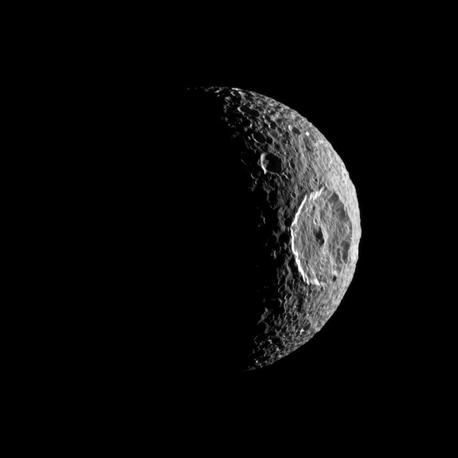 ព្រះចន្ទ Mimas មានក្រហូង