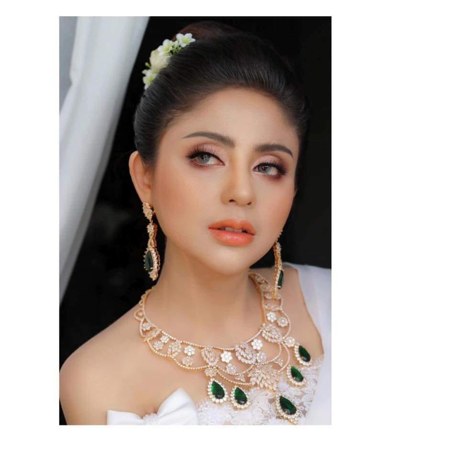 កញ្ញា អេណា រ៉ូស