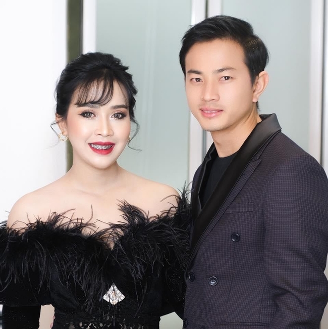  អ្នកនាង យូរ៉ា និងស្វាមី
