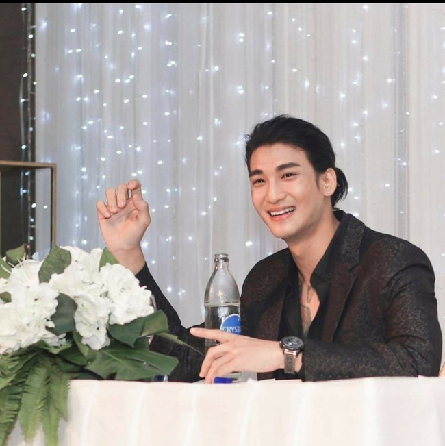Photo Credit :Paing Takhon's Facebook