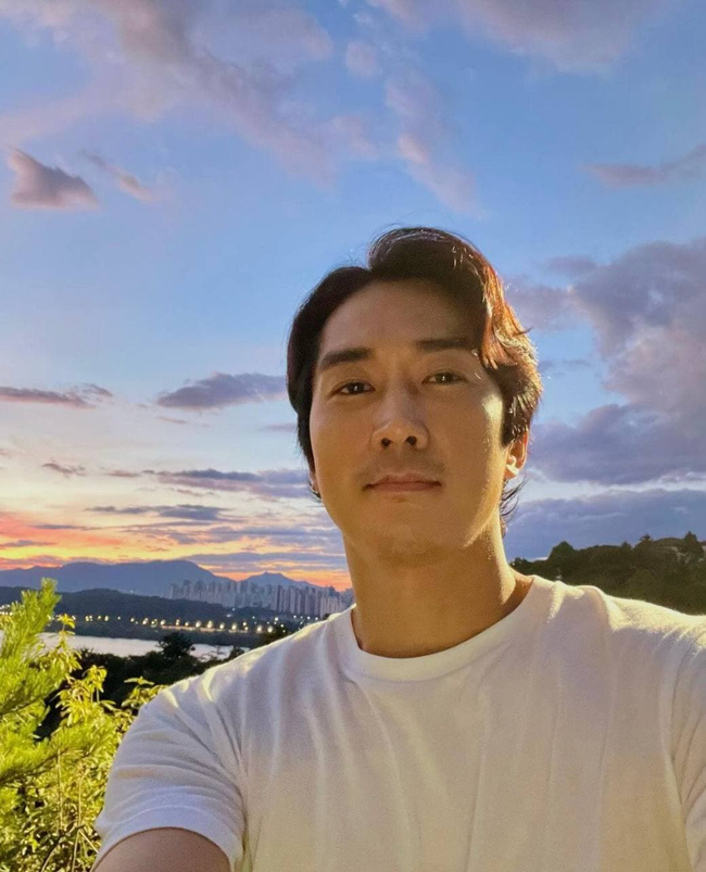 Photo Credit : songseungheon1005's IG Acc