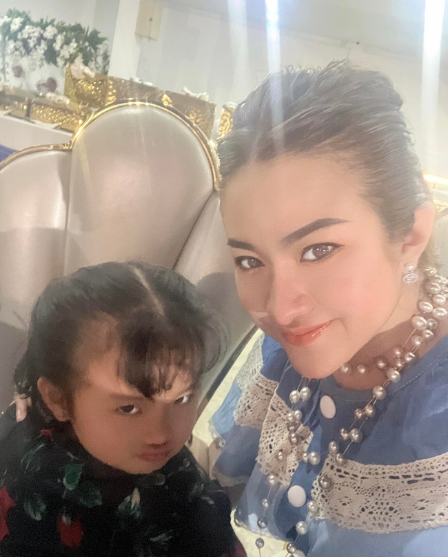 លី ចាន់សីហា និងកូនស្រី