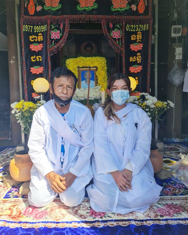 រូបភាព វី ឌីណែត ក្នុងពិធីបុណ្យសពលោកយាយ របស់នាង