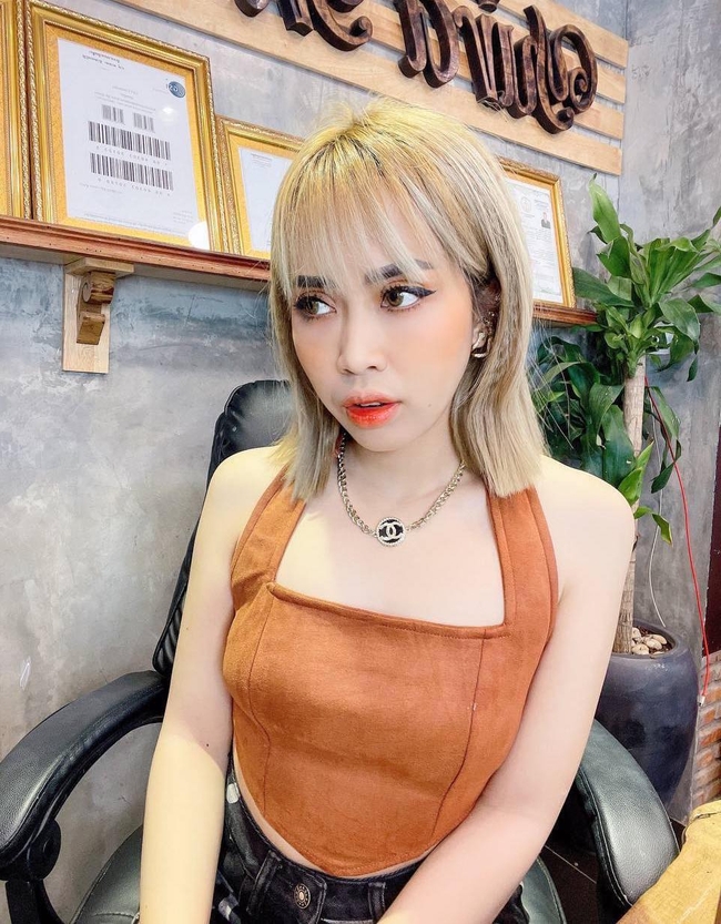  អ្នកនាង យូរ៉ា