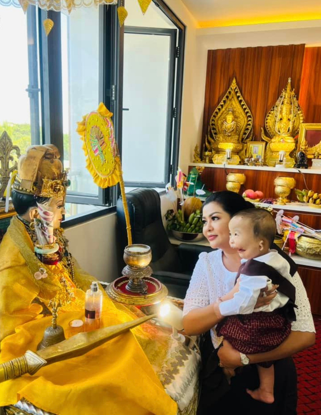 Photo Credit : Khine Hnin Wai's Facebook Acc