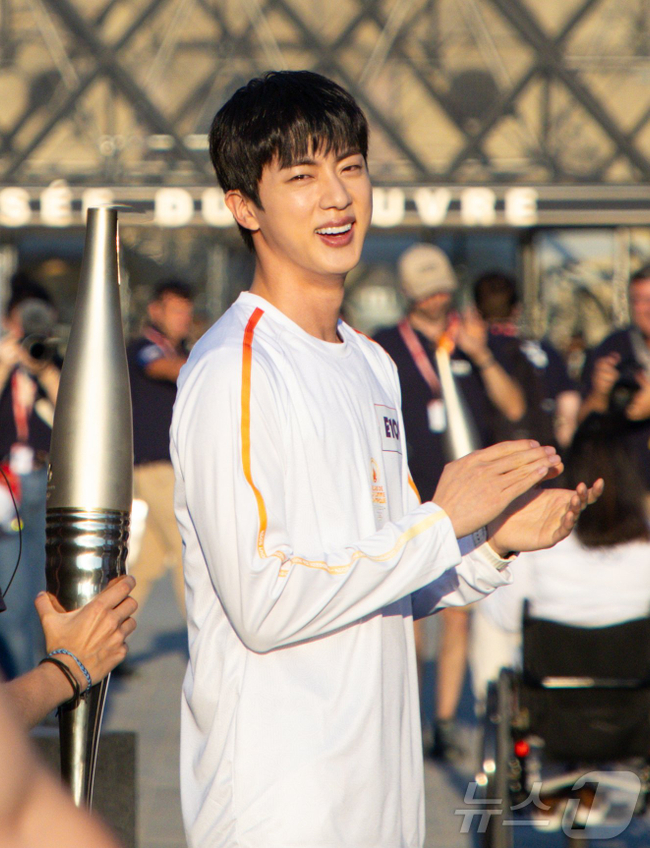 Jin ជាតារា Kpop ដំបូងគេក្នុងប្រវត្តិសាស្ត្រ ...