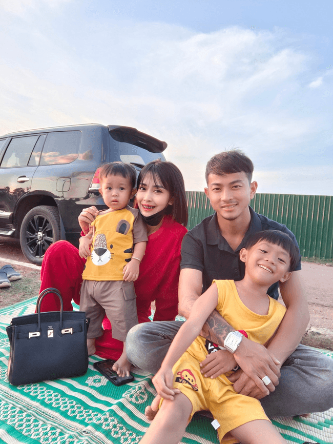 ចែ យូរ៉ា និងគ្រួសារ